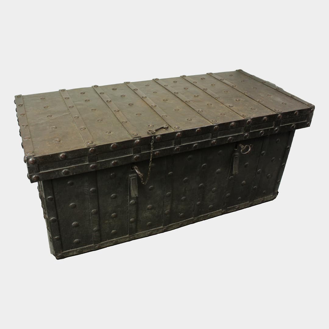Large studded coffer - Image 2